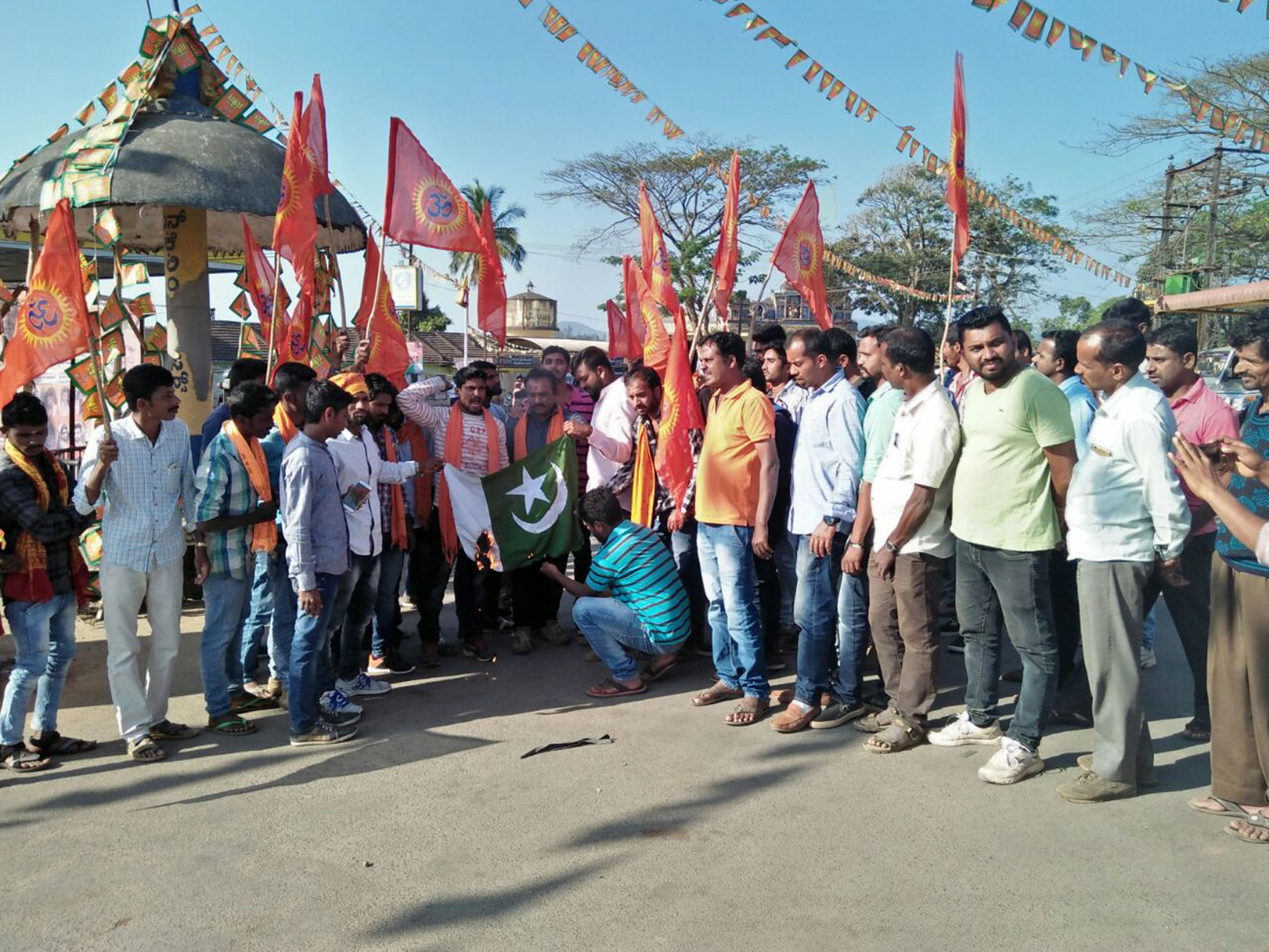 ಮೂಡಿಗೆರೆ:ಜಾಧವ್ ಕುಟುಂಬಸ್ಥರಿಗೆ ಕಿರುಕುಳಕ್ಕೆ ಖಂಡನೆ ;ಪಾಕ್ ಧ್ವಜ ಸುಟ್ಟು ಪ್ರತಿಭಟನೆ